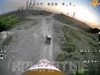 Ukrajinskí vojaci vezúci sa na korbe auta vs. ruský FPV dron