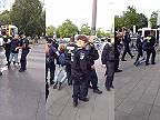 S aktivistom sa nemeckí policajti nebabrali, páčenie zápästia ho rozospievalo