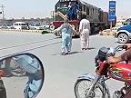 Keď chce vlak prejsť cez rušné priecestie v Pakistane