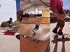 Dievčatko trénuje na skejte „kickflip“ (trpezlivosť ruže prináša)