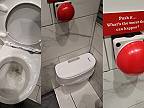 Čo sa len môže stať, keď stlačím to červené tlačidlo na WC?