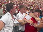 Bitka v hľadisku medzi fanúšikmi anglického Manchester United a Arsenal FC