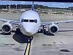Na letisku Stansted sa zarazilo lietadlo spoločnosti Ryanair s nákladným vozidlo