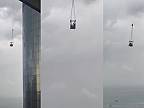 Robotník na plošine v Dubaji na mrakodrape nemal svoj deň, bál sa o život!