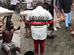Zlodejov v Nigérii „liečia“ pomocou studenej vody a trstenice