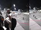 Dav vtrhne na letisko a snaží sa zlynčovať cestujúcich ktorí prileteli z Izraela