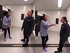 Afroameričanka šikanovala na záchodoch spolužiačku, tá sa však nedala!