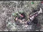 Ruský operátor dronu pomocou granátov zabil zraneného ukrajinského vojaka