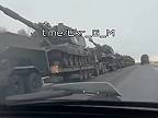 Vojenský konvoj s húfnicami 2S19 Msta-S smeruje do zóny SVO