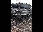 Ruskí vojaci sa prišli pozrieť na nemecký tank Leopard 2A4, ktorý ich mal zničiť