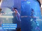 Morská panna sa v akváriu takmer utopila, koniec kostýmu s jej zachytil
