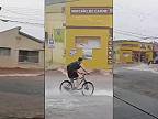Aj napriek tomu enormnému prúdu vody sa našiel jeden truľo na bicykli (Brazília)