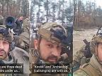 Ukrajinskí vojaci sa vezú na aute spolu s ich mŕtvymi spolubojovníkmi
