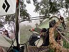 Spánok v korune vysokého stromu počas expedície v dažďovom pralese