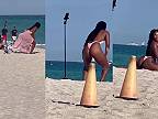 Keď influencerka ťažko pracuje na pláži (Florida)