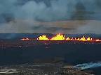 Na Islande sa vytvorila trhlina, láva z nej dorazila do mesta Grindavík