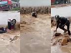 Africký mozgonaut sa rozhodol prejsť cez zaplavenú cestu na motorke
