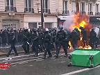 Protesty v Paríži sú čoraz násilnejšie, na políciu hodili zápalnú fľašu