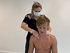 Masérka chiropraktička vs. mladý muž