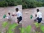 Cestou do školy musia deti preplávať cez rýchlo tečúcu rieku