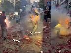 Číňan oslavoval nový rok s pyrotechnikou, okolo krku si ovešal búchacie koberce