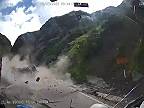Na nebezpečnej ceste v Peru vypukol chaos, na cestu sa zrútili obrovské skaly