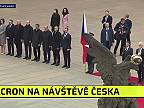 Macron dorazil za Petrom Pavlom na Pražský hrad. DEMISIU! DIKTÁTOR! Kričal dav.