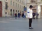 Pouličné predstavenie imitátora Michaela Jacksona v Ríme v Taliansku