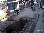 Keď v Indii vykopú úrady hlbokú jamu, no zabudnú ju označiť