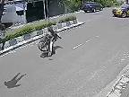 Frigo si to rúbal na motorke v protismere, potom plachtil (Indonézia)