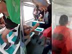 Skupinka mladých ľudí prichytila zlodeja vo vlaku a dala mu poriadnu príučku
