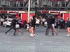 V Istanbule lietali päste, tri transky si to rozdali na ulici s mužom