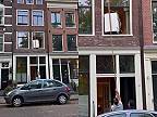 Sťahovanie starej pračky pomocou kladky z prvého poschodia v Amsterdame