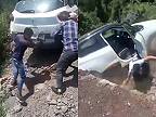 Muž v poslednej chvíli vyskočil z auta Tata Punch, ktoré sa zrútilo do rokliny