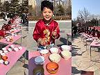 Čínske deti hrajú na misky