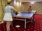 Tina a Nana sa učia hrať pingpong