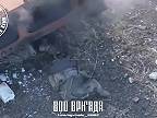 Zasiahnutí Ukrajinskí vojaci skrývajúci sa pod zničeným obrneným transportérom