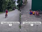 Syna na bicykli sleduje otec roka