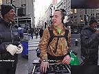 Mobilný DJ stretol na ulici starého gangstra, ktorý dal RAP ako sa patrí