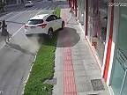 Žena sa v ten deň druhýkrát narodila, len o centimetre ju minulo auto (Brazília)