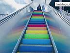 První eskalátor s duhovými barvami
