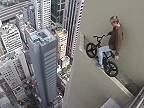 Omrzel ťa život? Choď balansovať s bicyklom na mrakodrap!