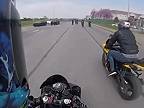 Motorkár prudko pridal plyn, do cesty mu ale vošla štvorkolka