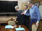Macron a Merz zabudli na stole kokaín a šňupátko