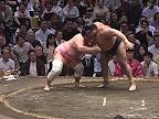 Sumo zápasník Ura Kazuki (142 kg) vs. väčší zápasník Takayasu Akira (176 kg)