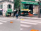 Prišiel kultúrne obohatiť Parížanov, na miesto však rýchlo prišli policajti