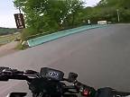 Pozrite sa na mňa, ako viem rýchlo jazdiť na motorke!