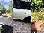 Sedliak ťahal za autom veľký valec, ten sa odpojil a narazil do auta