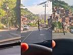 Sleduj toho blázna, veď on surfuje na bicykli! (Brazília)