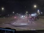 Policajt zastavil na diaľnici kvôli havárii, následne narazili ďalšie vozidlá